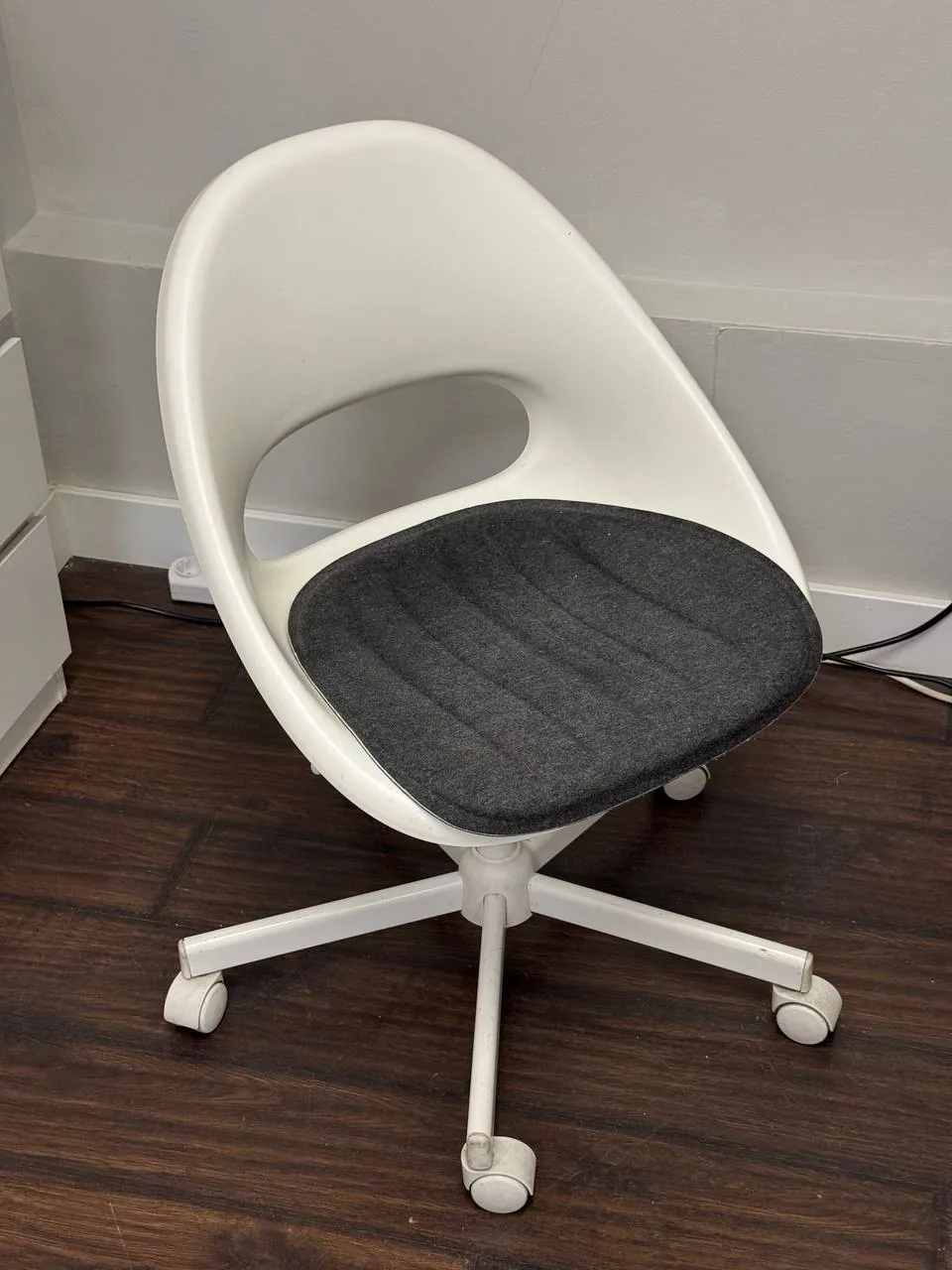 Постер, вешалка и стул IKEA Vračar 4