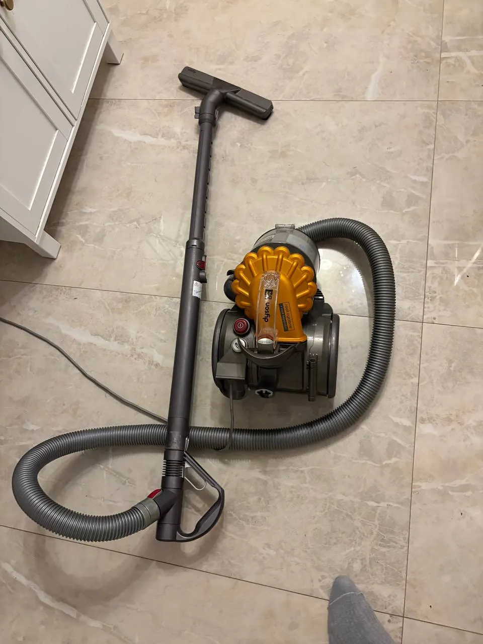Пылесос Dyson DC37 цилиндрический 3