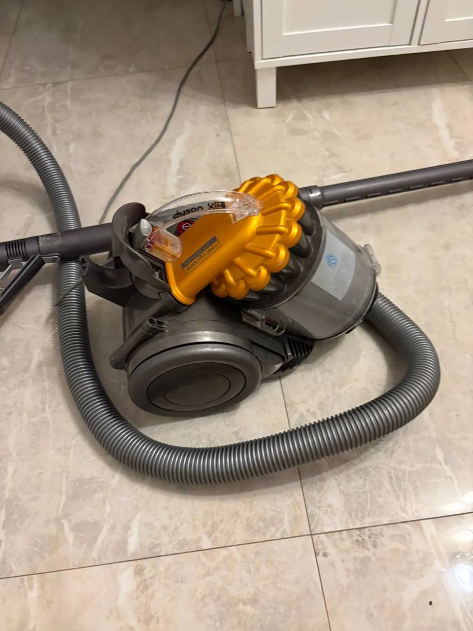 Пылесос Dyson DC37 цилиндрический 1