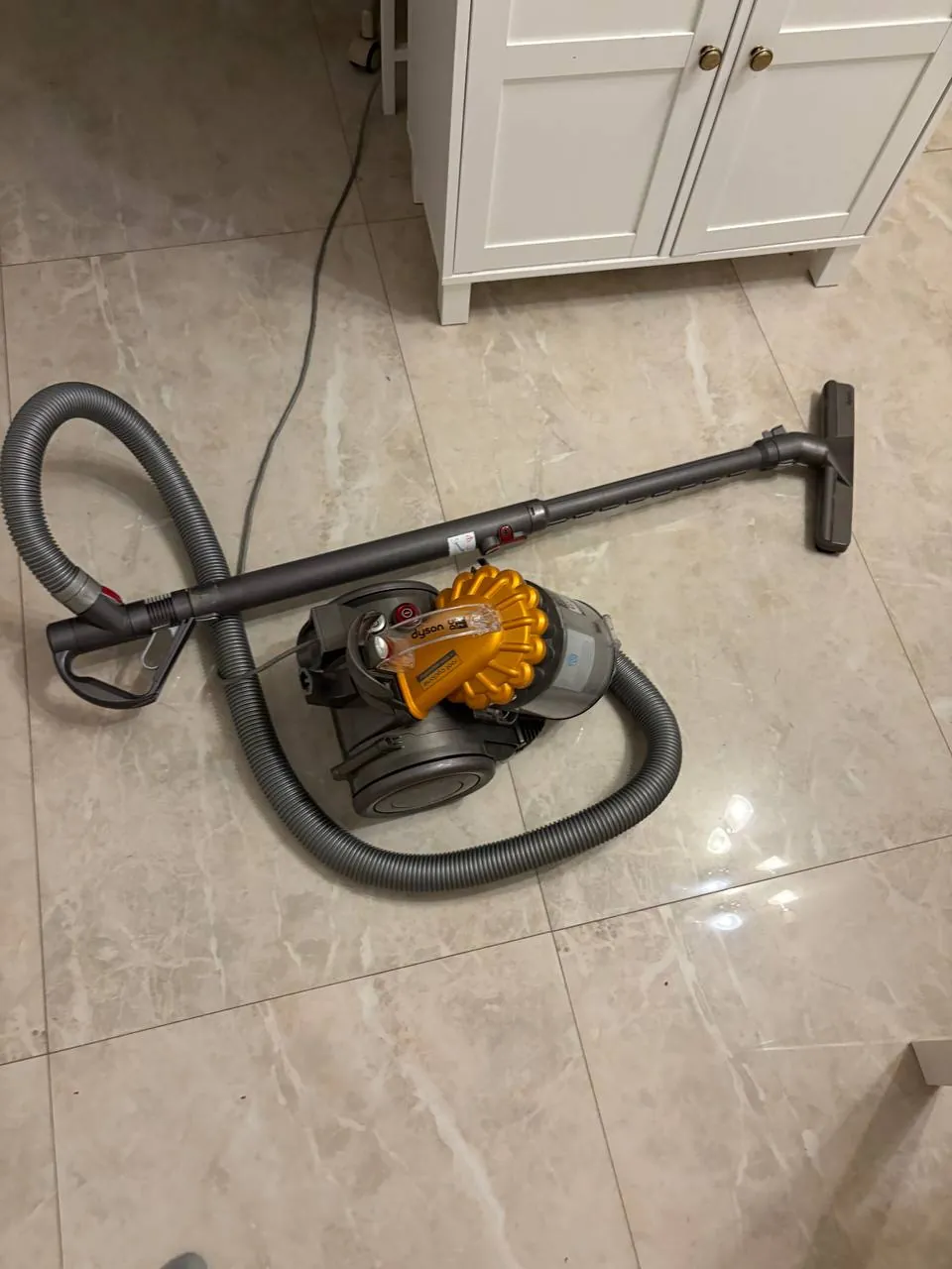 Пылесос Dyson DC37 цилиндрический 2