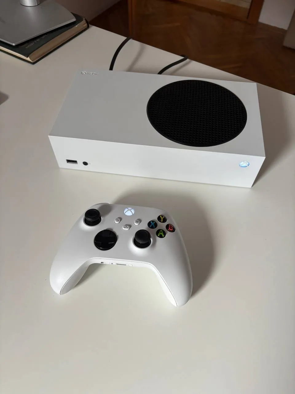 Xbox Series S 512 ГБ с геймпадом и кабелями 2