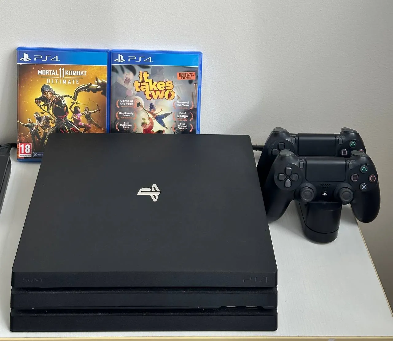 PlayStation 4 Pro 1TB 2 геймпада игры 200€ 1
