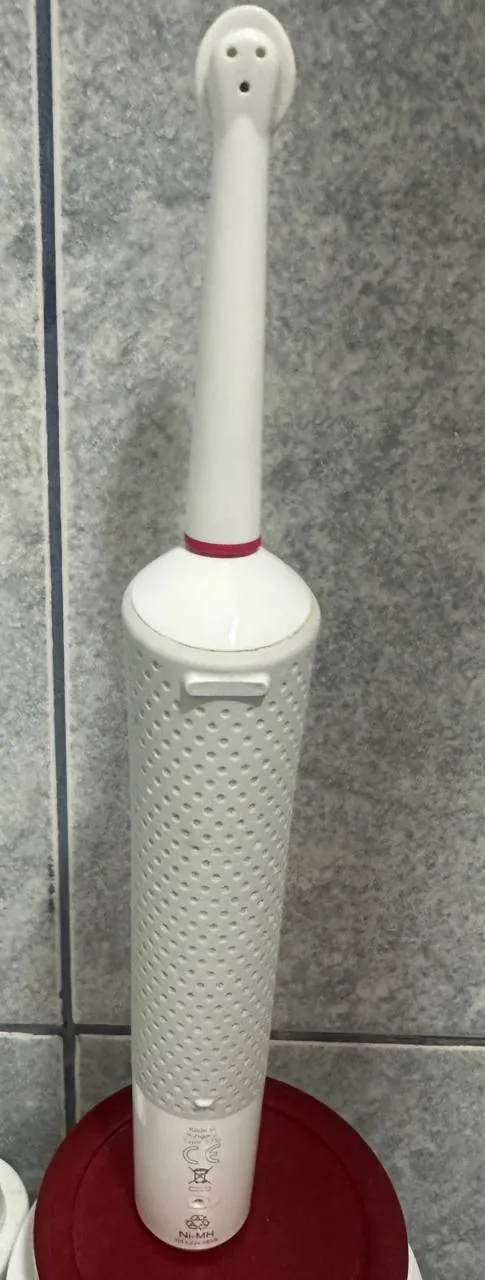 Зубная щётка Oral B электрическая 1500 дин 2