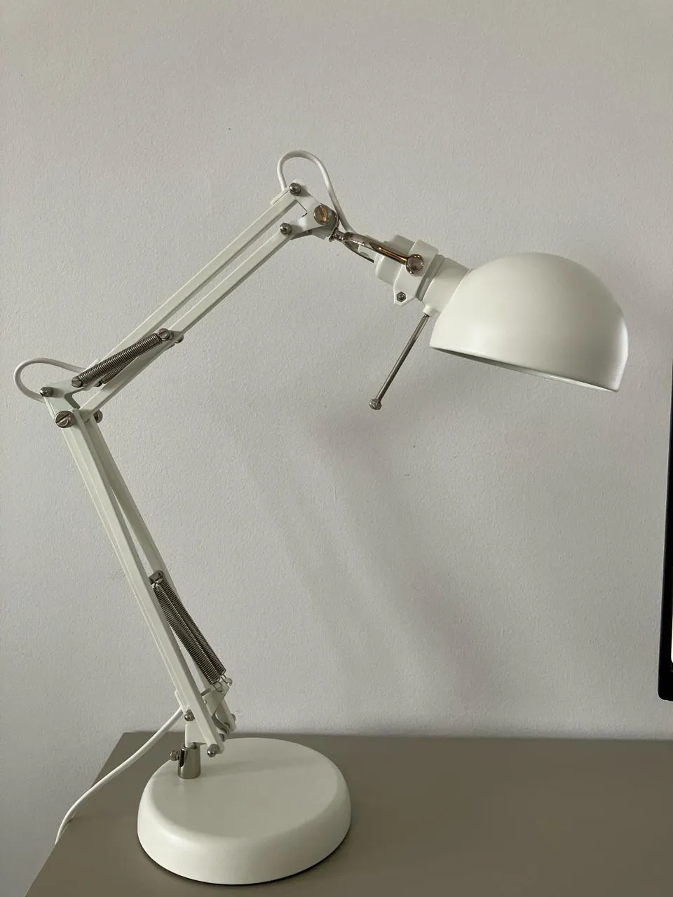 Настольная лампа IKEA FORSÅ белая 1