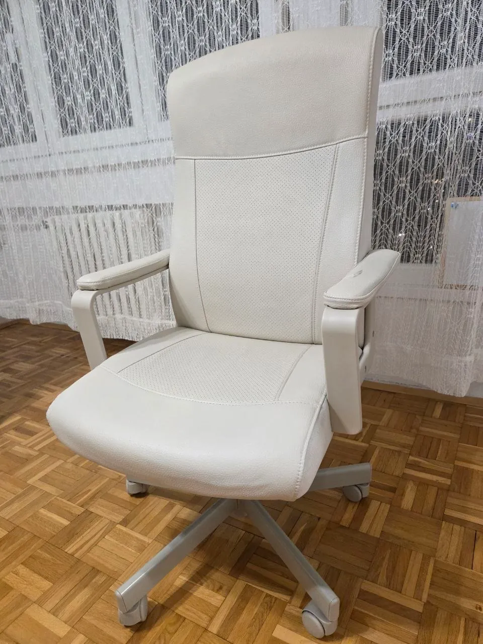 Кресло IKEA MILLBERGET белый кожзам 2