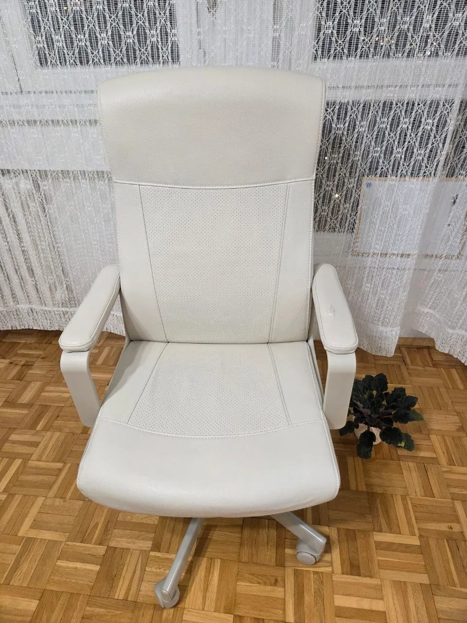 Кресло IKEA MILLBERGET белый кожзам 5