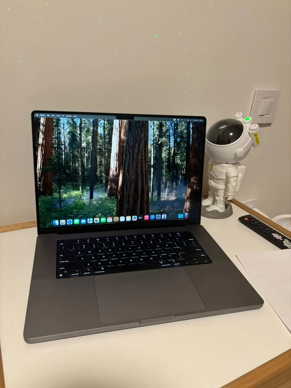 MacBook Pro M2 и UniFi роутер 1