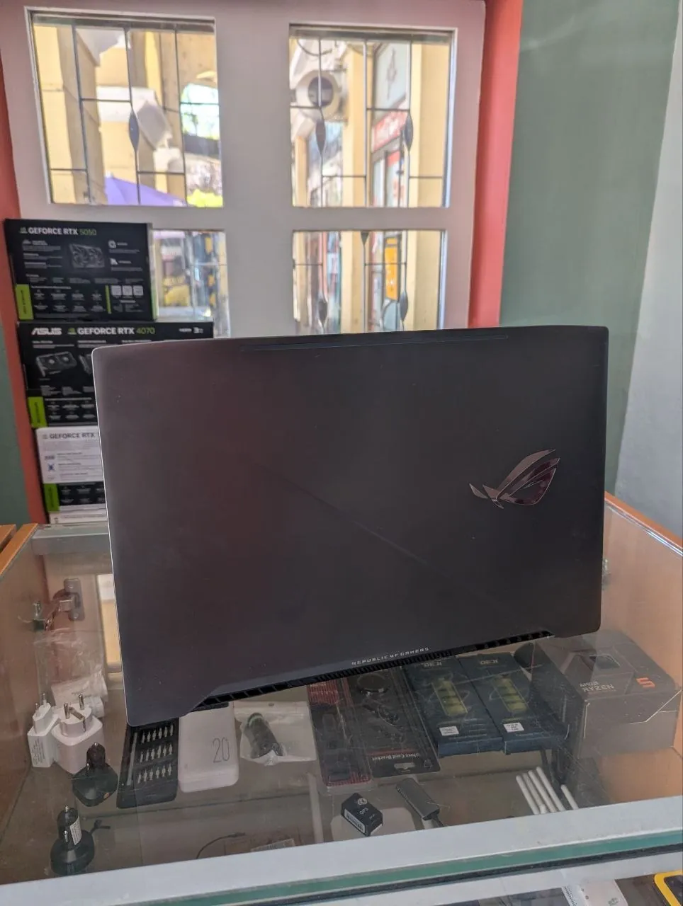 Ноутбук ASUS ROG G703 i7 GTX 1070 300 EUR 2