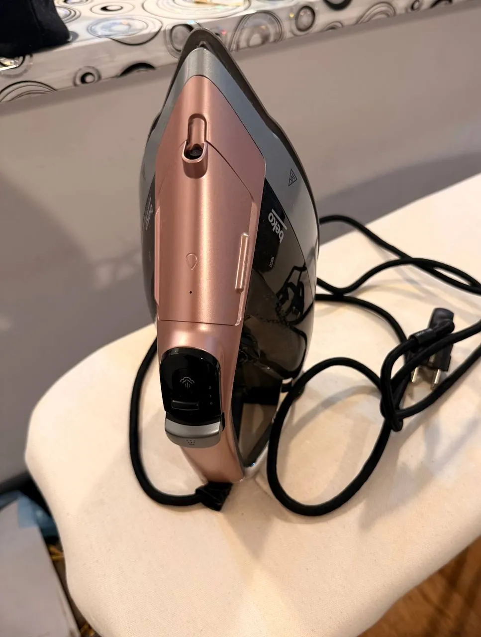 Утюг Beko SIM 8130R 3000W SoftGlide 2