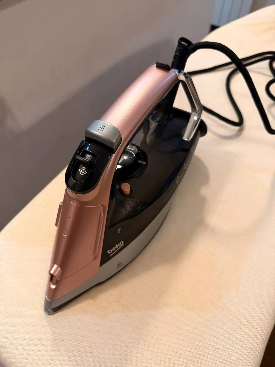 Утюг Beko SIM 8130R 3000W SoftGlide 4