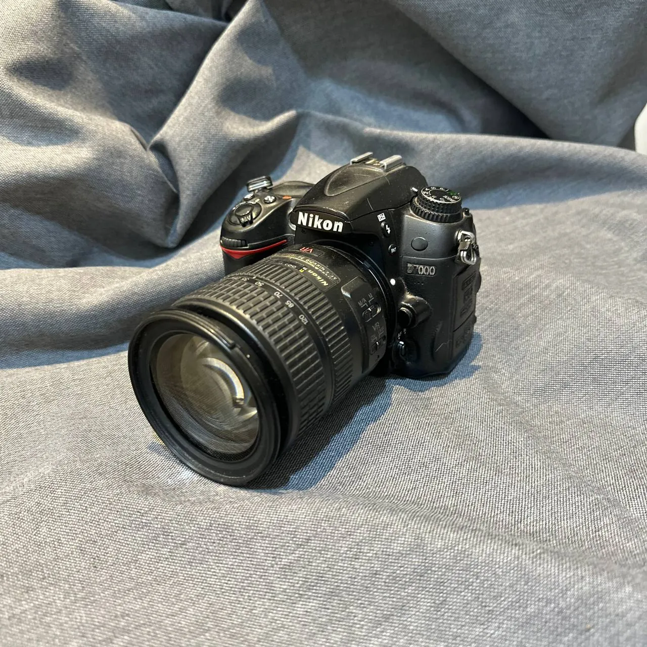 Nikon D7000 с объективом и штативом 1