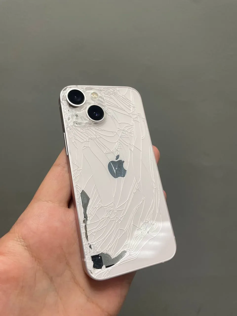iPhone 13 mini 128GB разбит сзади 3