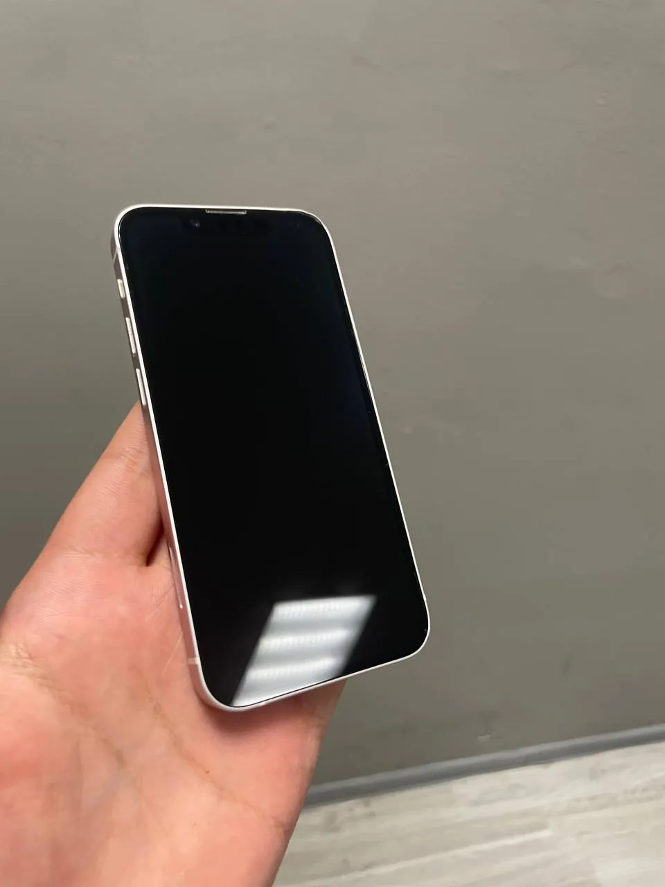 iPhone 13 mini 128GB разбит сзади 1