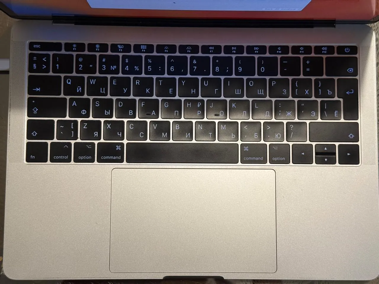 MacBook Pro 13 2017 i5 16GB сломана клавиша 2