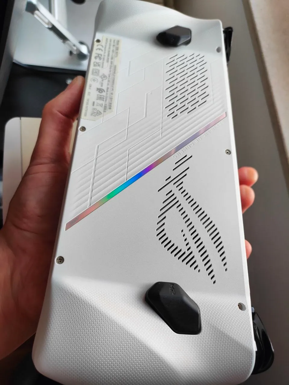 ASUS ROG Ally Z1 Extreme и проектор Epson FHD 3