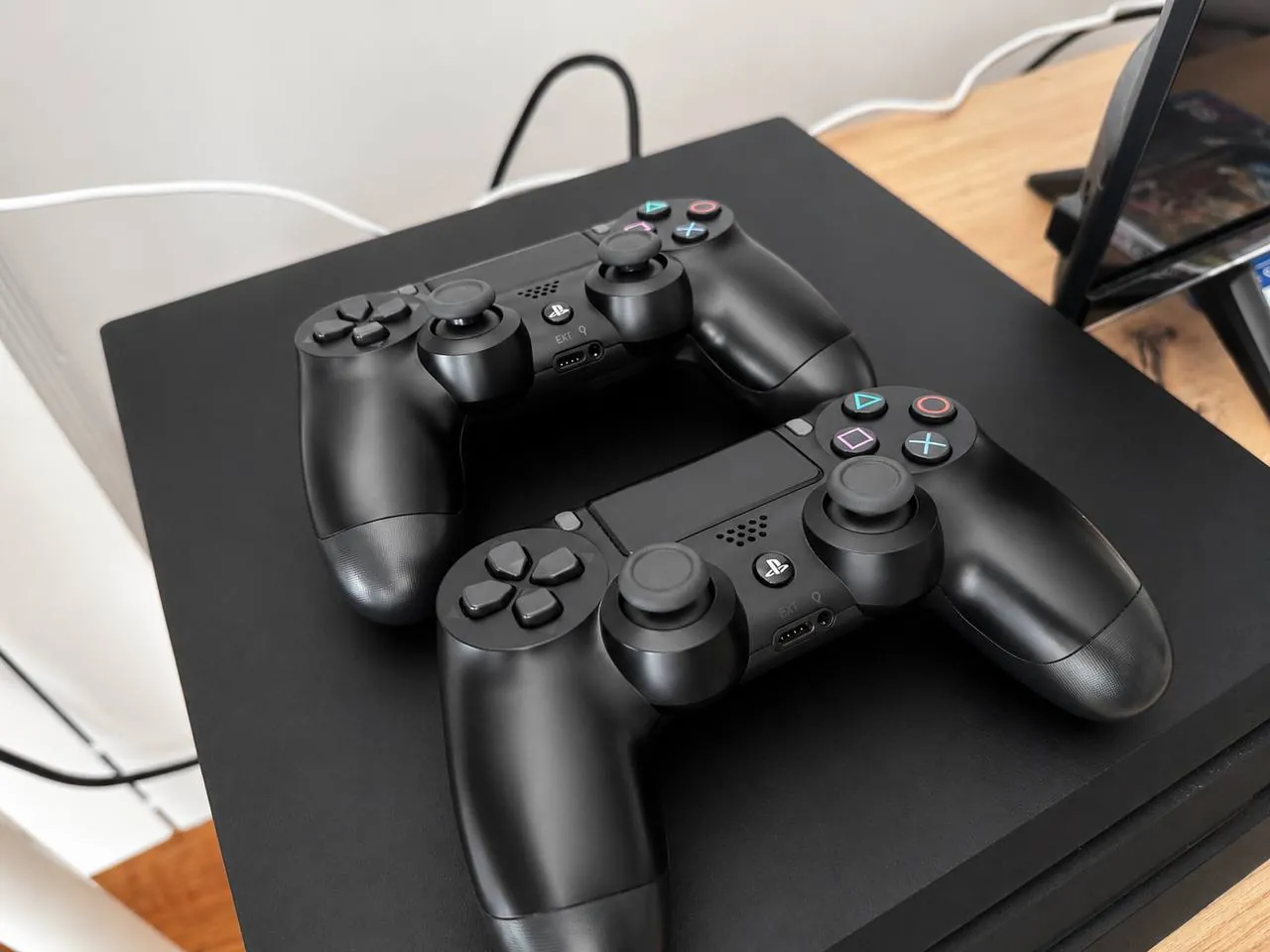 PlayStation 4 Pro 1TB с двумя джойстиками 2