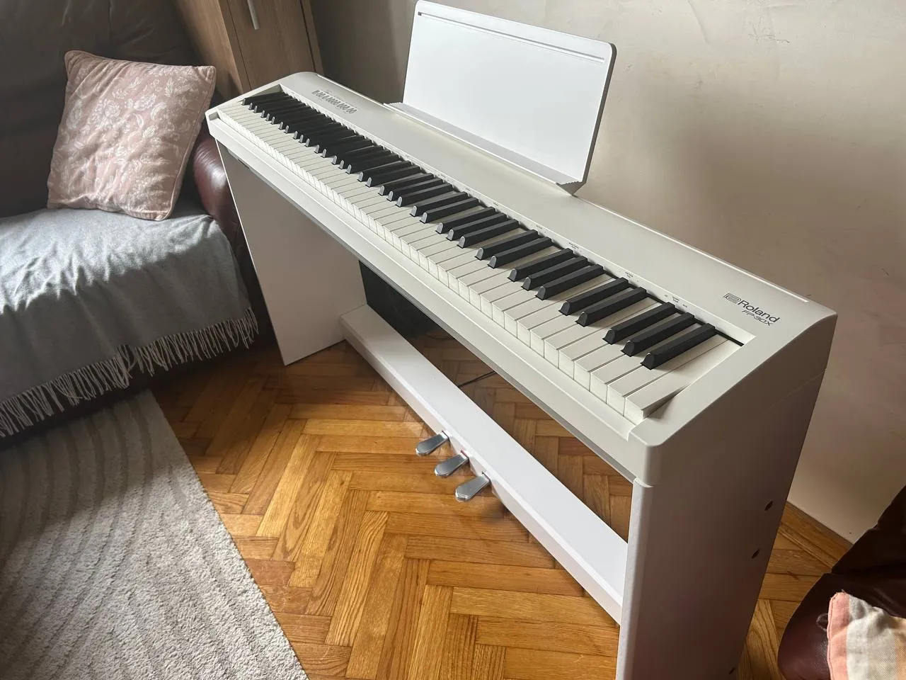 Roland FP-30X цифровое пианино со стойкой и педалями 1