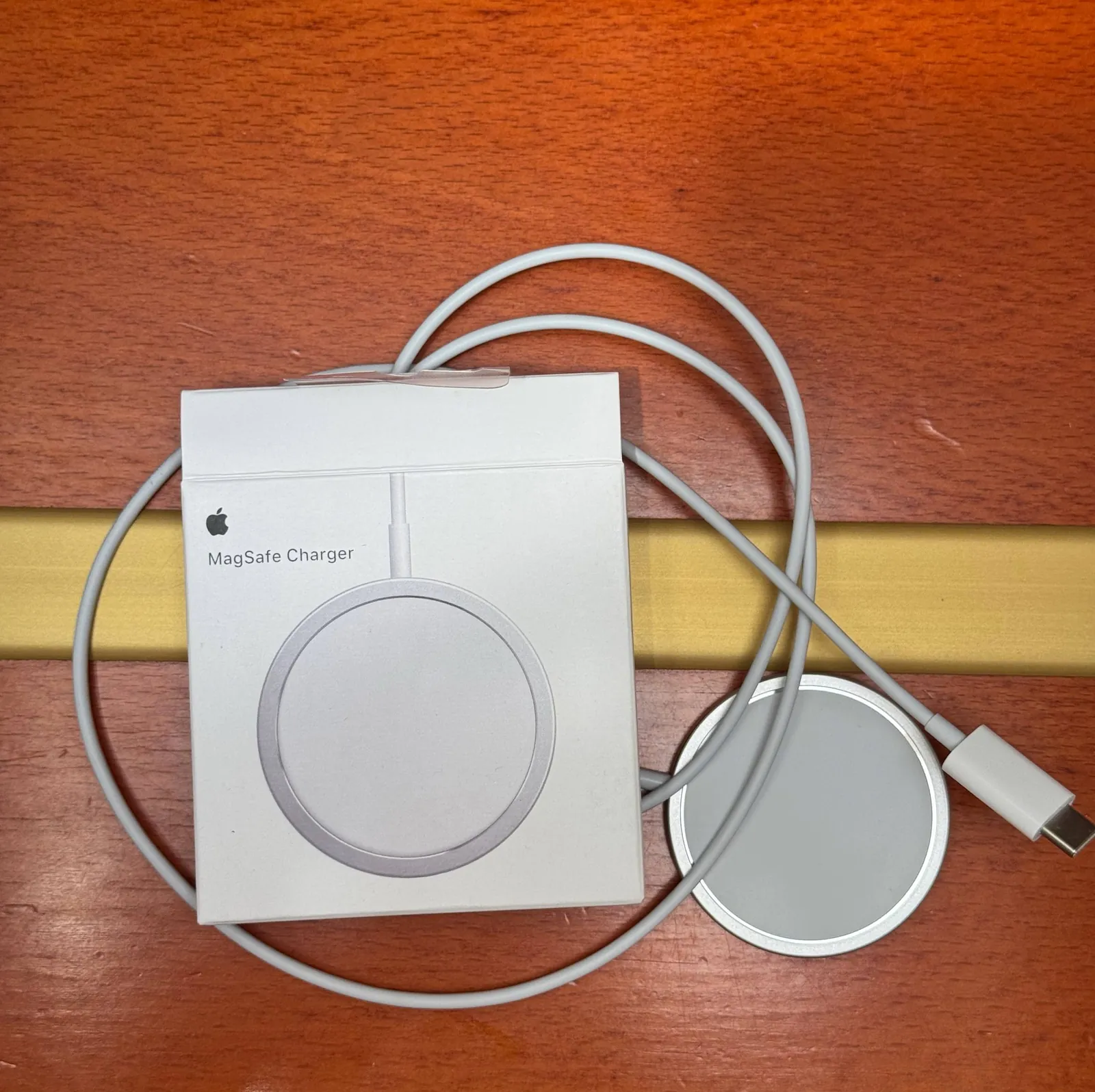 Беспроводное зарядное устройство Apple 1