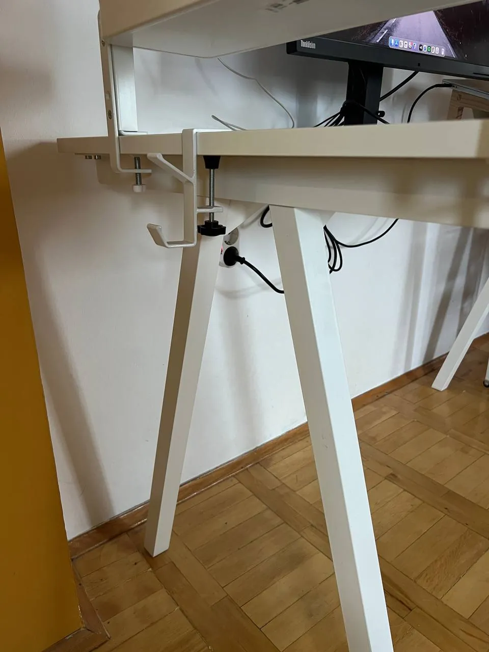 Рабочий стол кресло и мебель IKEA 3