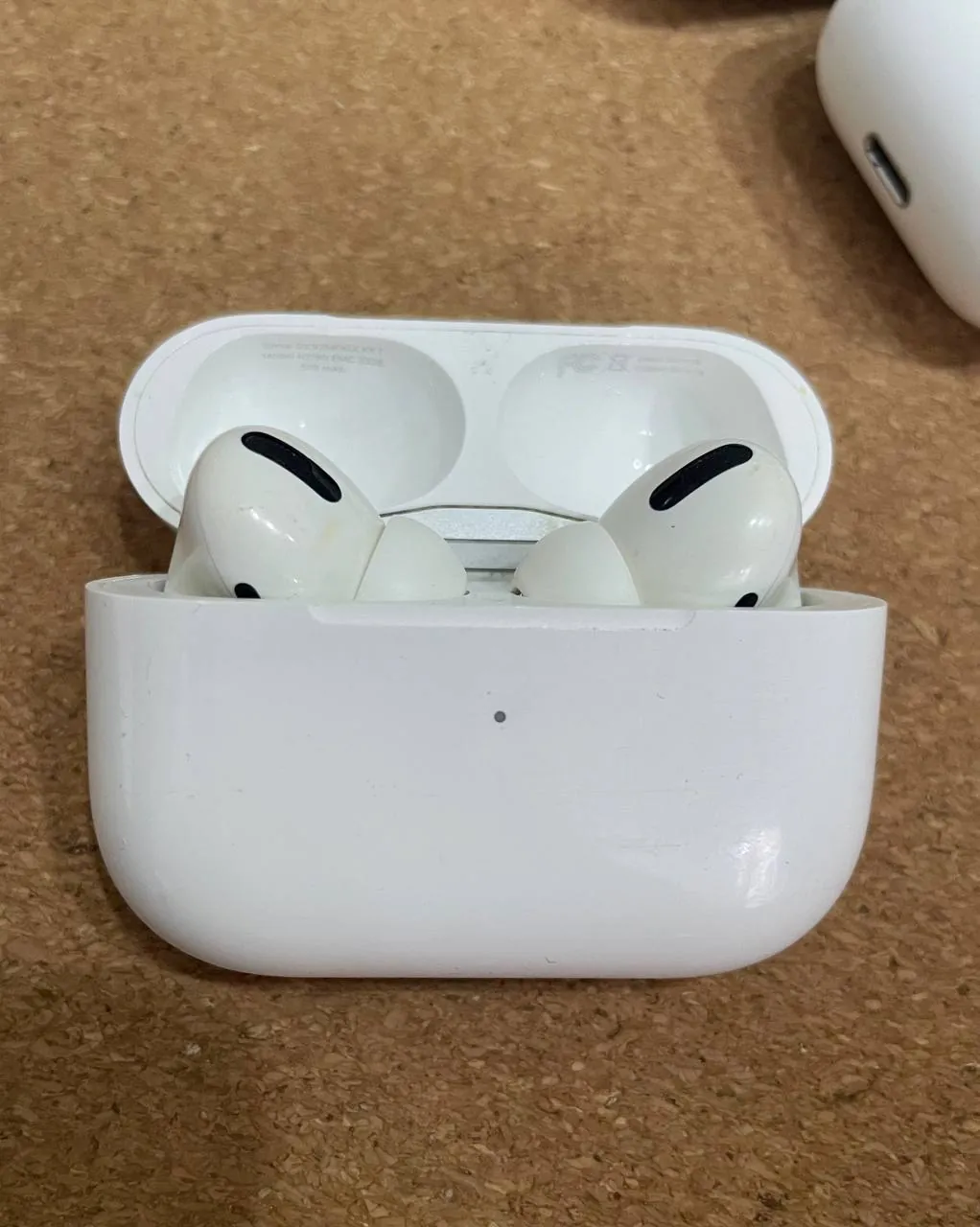 Кейсы AirPods 1 и AirPods Pro 1 3