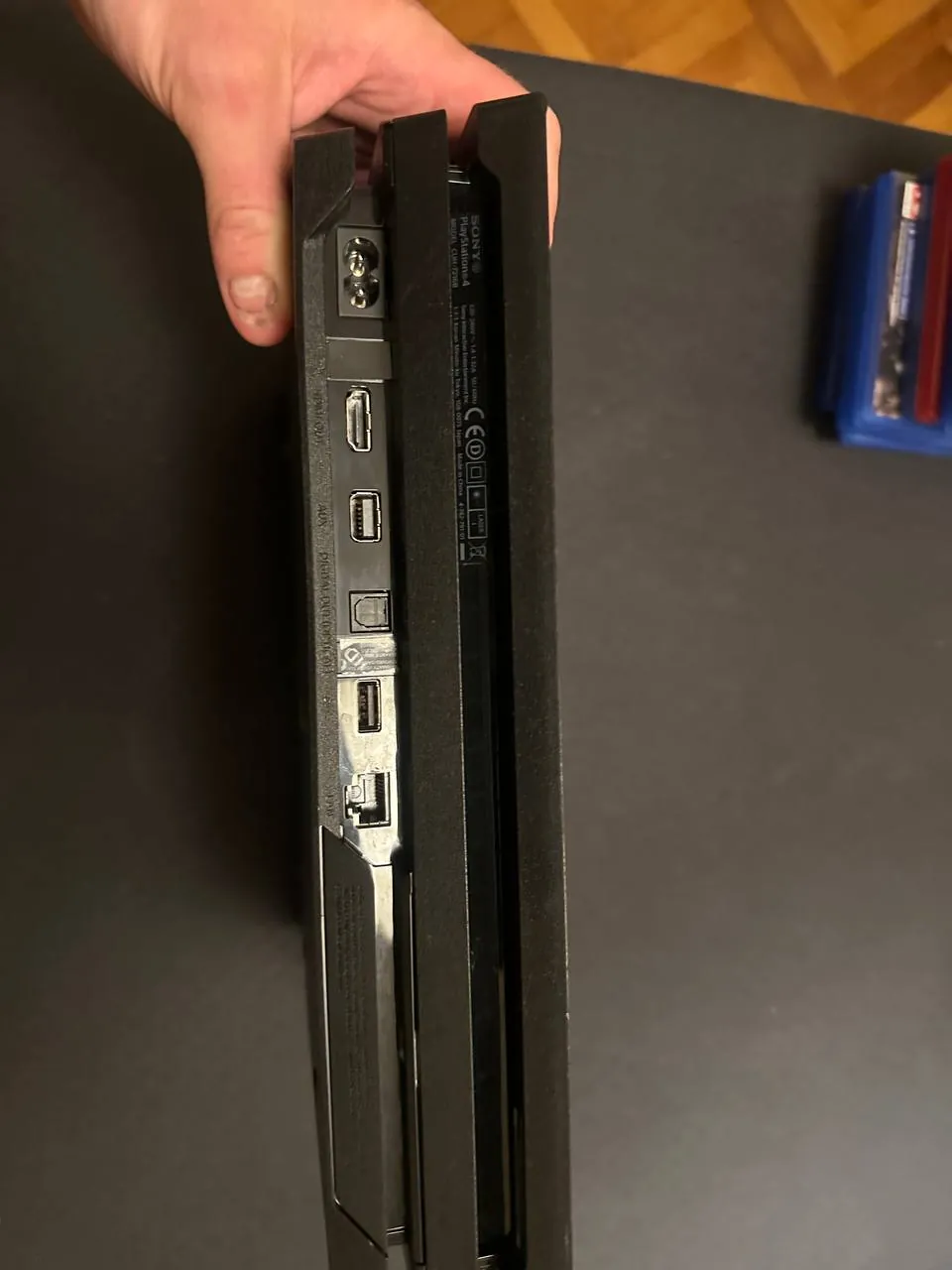 PlayStation 4 Pro 1 ТБ два геймпада и игры 3