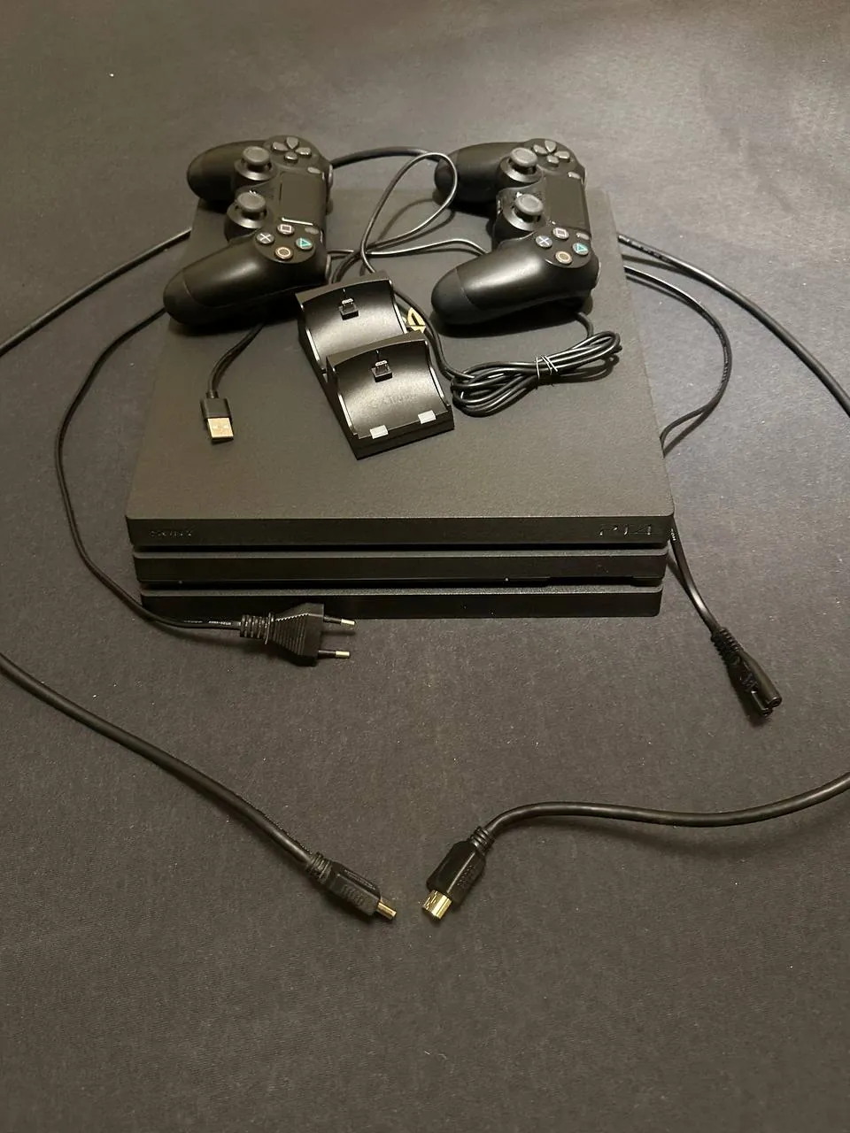 PlayStation 4 Pro 1 ТБ два геймпада и игры 1