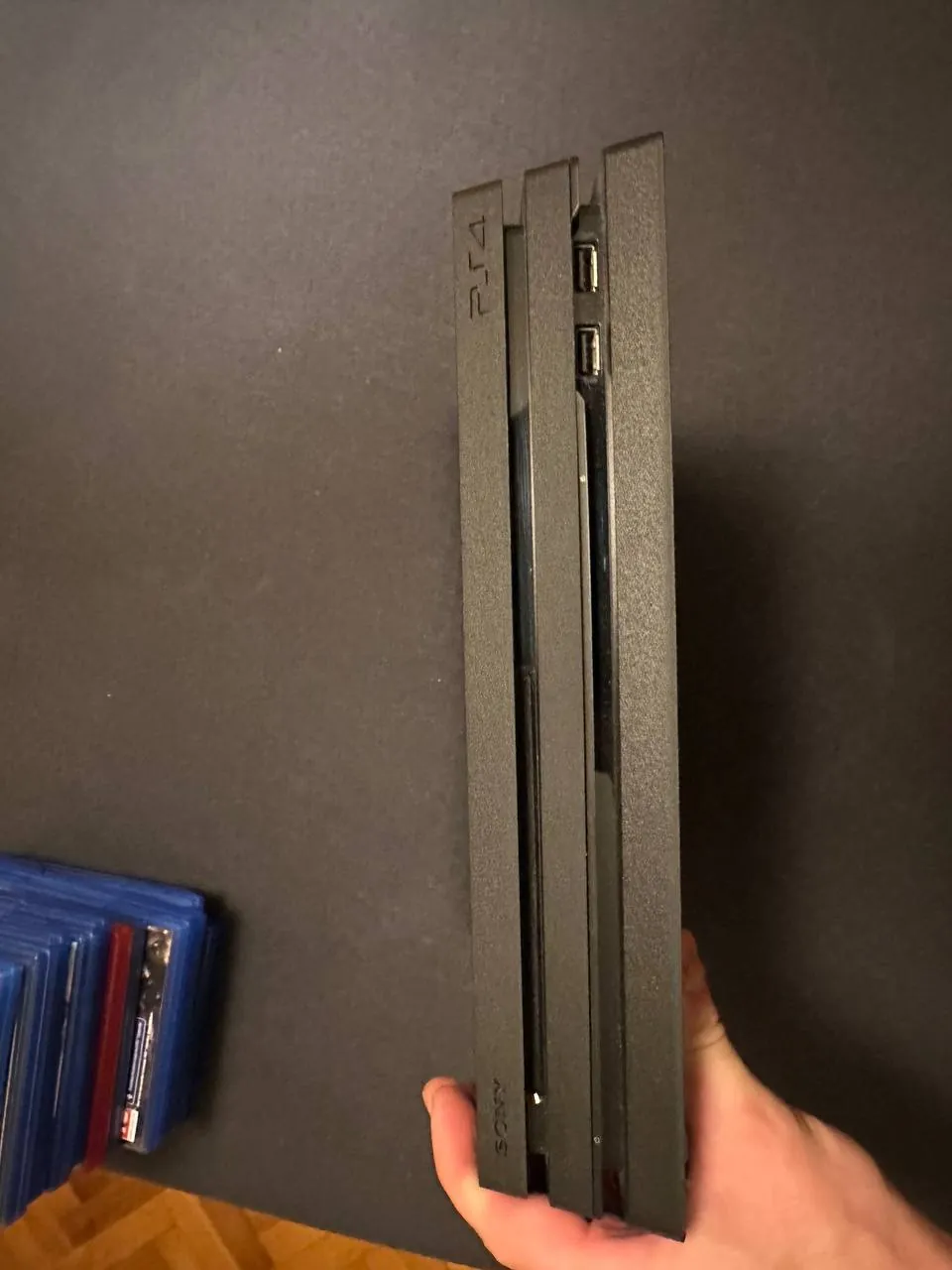 PlayStation 4 Pro 1 ТБ два геймпада и игры 2
