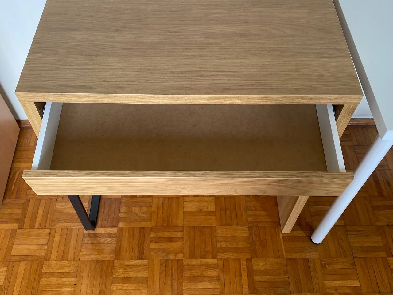 Стол IKEA с выдвижным ящиком 2