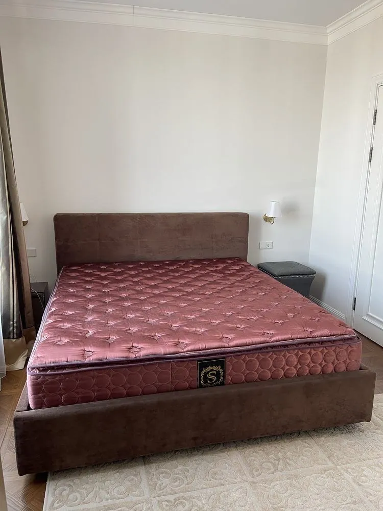 Двуспальная кровать с подъёмным механизмом 180x200 1