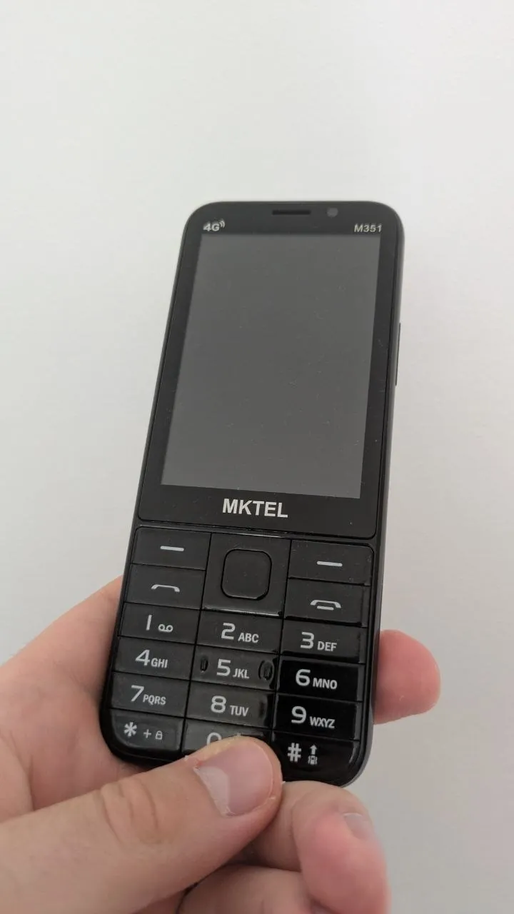 Кнопочный смартфон на Android 1