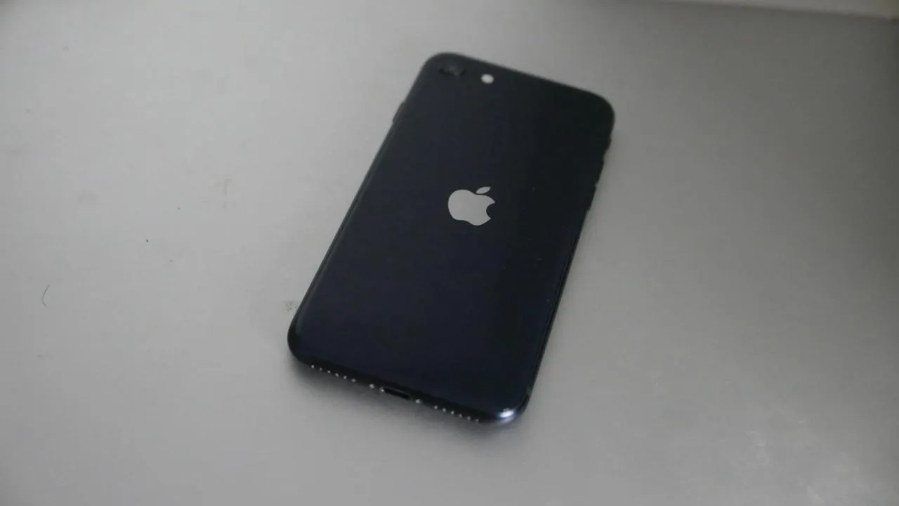 iPhone SE 2022 128 ГБ черный 2