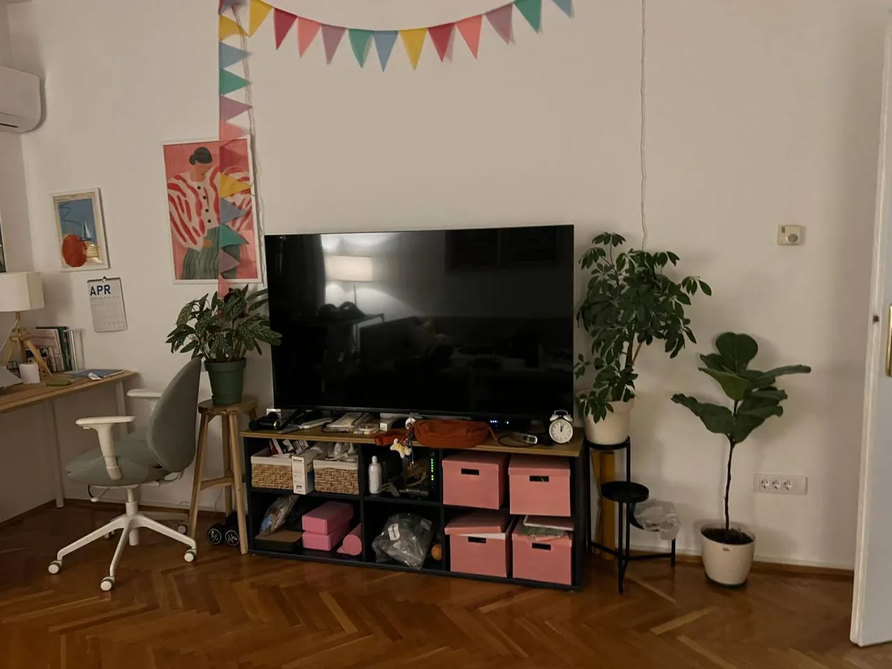 Телевизор Samsung 65 4K и тумба IKEA 1