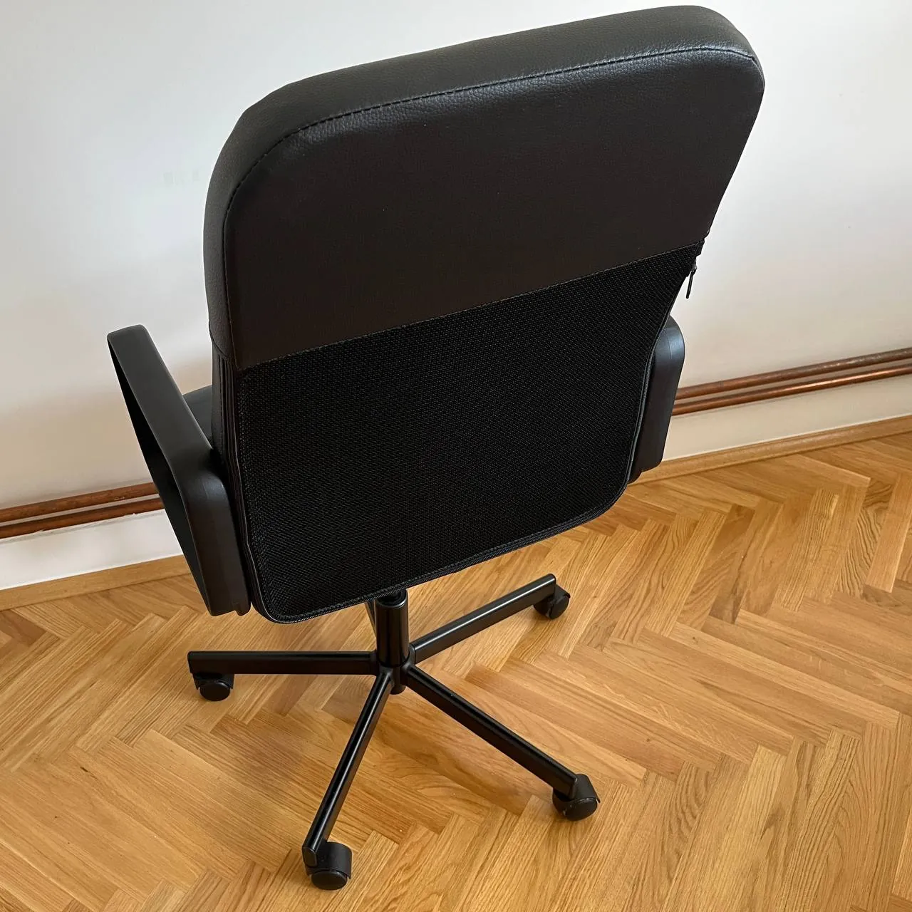 Офисное кресло IKEA RENBERGET и стол LINNMON 2