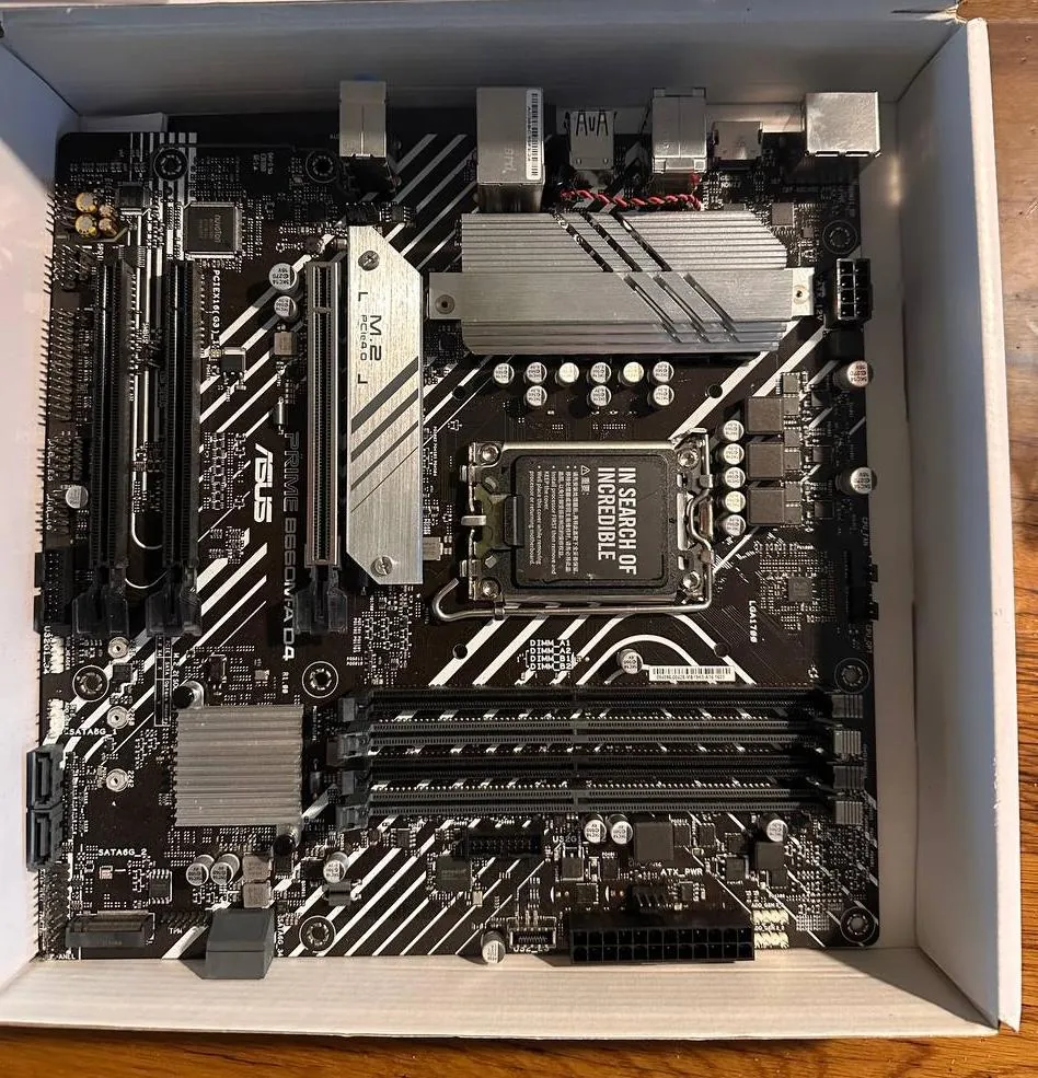 Материнская плата Asus и SATA кабели 2