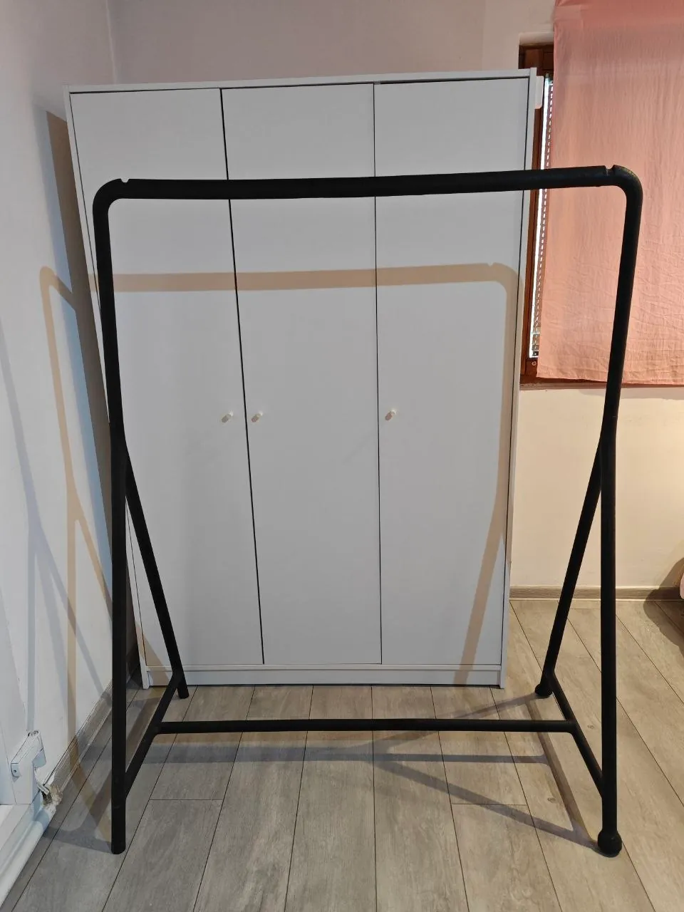 Чёрная мебель IKEA BROR стеллаж вешалка зеркало 4